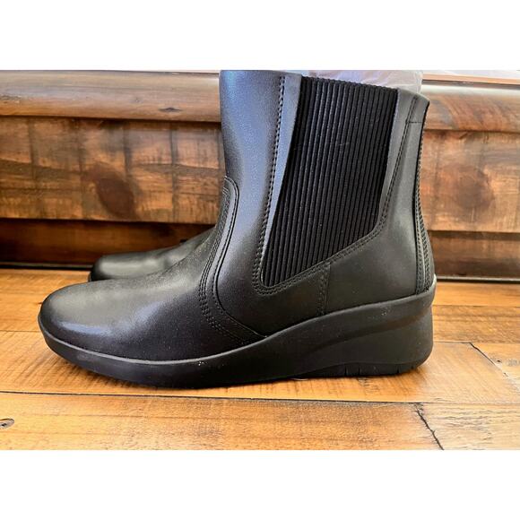 CLARKS Women's Sttyn Rae Wedge Heel Booties Black Leather Sz 9 - Picture 1 of 11